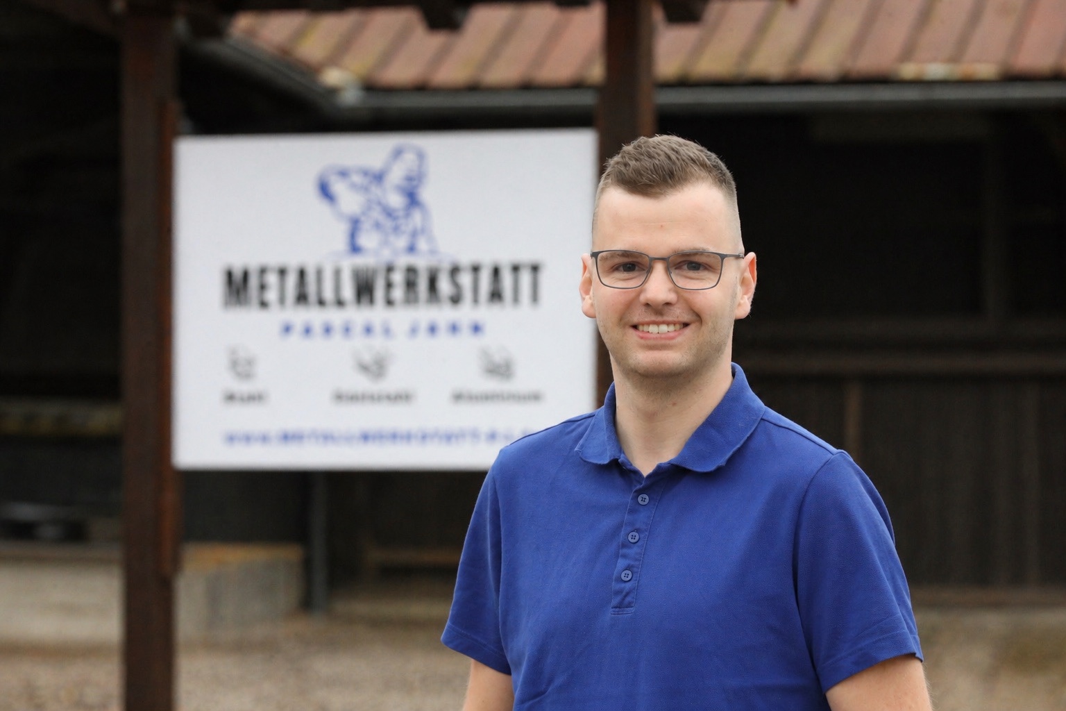 Metallbauer Pascal Jahn vor seiner Werkstatt